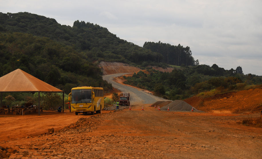 PRC239 Pitanga O governador Carlos Massa Ratinho Junior visita nesta quinta-feira (6) as obras da PRC-239, entre Pitanga e Mato Rico, no Centro do Estado. O Governo do Paraná está investindo quase R$ 90 milhões na implantação de 43 quilômetros de asfalto. 06/05/2021 - Foto: Geraldo Bubniak/AEN