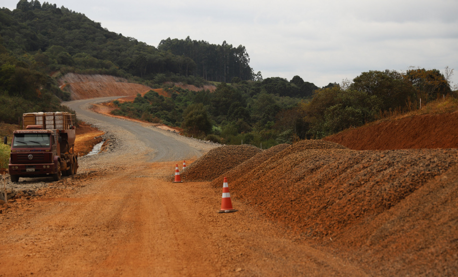 PRC239 Pitanga O governador Carlos Massa Ratinho Junior visita nesta quinta-feira (6) as obras da PRC-239, entre Pitanga e Mato Rico, no Centro do Estado. O Governo do Paraná está investindo quase R$ 90 milhões na implantação de 43 quilômetros de asfalto. 06/05/2021 - Foto: Geraldo Bubniak/AEN