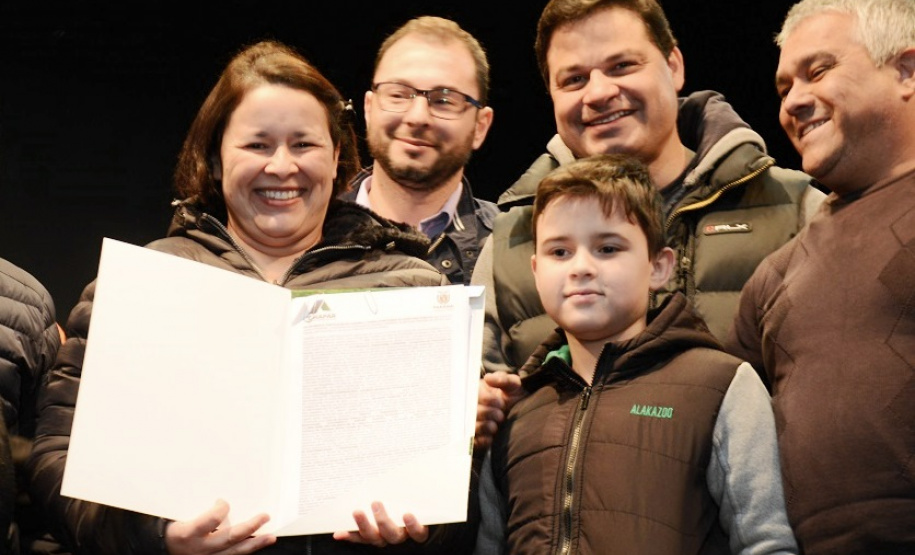 Famílias de Rio Azul, na região Centro Sul do Estado, estão sendo beneficiadas com a construção de 34 moradias no bairro Vila Feliz. Para acompanhar o avanço do empreendimento, técnicos da Cohapar acompanhados do prefeito de Rio Azul, Leandro Jasinski, estiveram nesta quinta-feira (6), vistoriando a obra das novas unidades habitacionais. (Foto: Alessandro Vieira / AEN)
