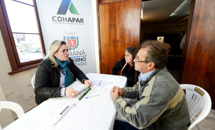 Quase mil famílias da região de Maringá já obtiveram os títulos de propriedade de suas moradias por meio do programa Escrituração Direta, do Governo do Estado, sob coordenação da Cohapar. O serviço é oferecido a mutuários da companhia que já quitaram os seus financiamentos imobiliários, com preços acessíveis e que podem ser solicitados de maneira remota. Foto: Arquivo Cohapar [fotos feitas antes da pandemia])