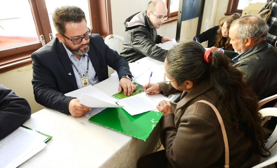 Quase mil famílias da região de Maringá já obtiveram os títulos de propriedade de suas moradias por meio do programa Escrituração Direta, do Governo do Estado, sob coordenação da Cohapar. O serviço é oferecido a mutuários da companhia que já quitaram os seus financiamentos imobiliários, com preços acessíveis e que podem ser solicitados de maneira remota. Foto: Arquivo Cohapar [fotos feitas antes da pandemia])