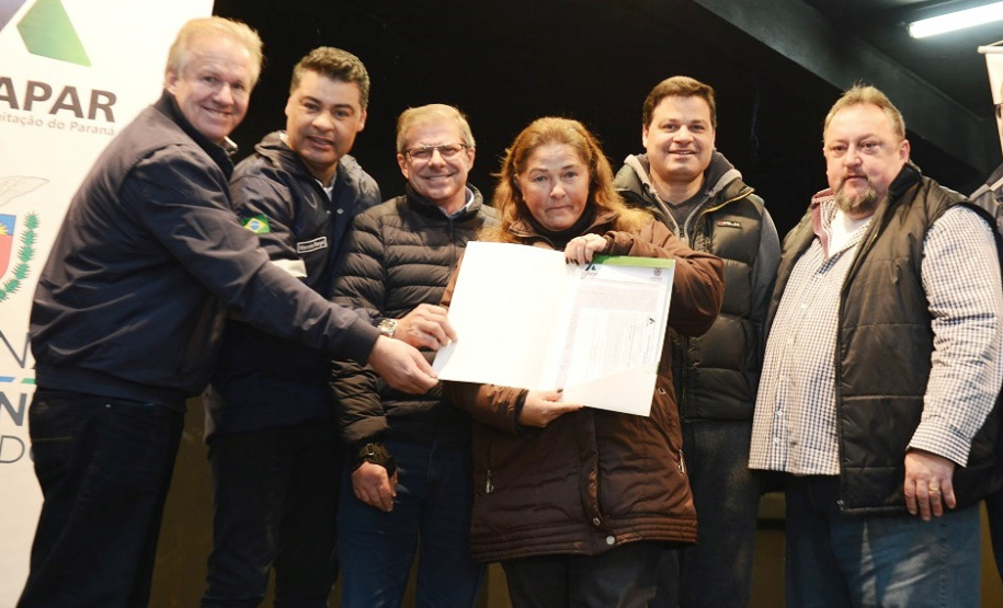 Famílias de Rio Azul, na região Centro Sul do Estado, estão sendo beneficiadas com a construção de 34 moradias no bairro Vila Feliz. Para acompanhar o avanço do empreendimento, técnicos da Cohapar acompanhados do prefeito de Rio Azul, Leandro Jasinski, estiveram nesta quinta-feira (6), vistoriando a obra das novas unidades habitacionais. (Foto: Alessandro Vieira / AEN)