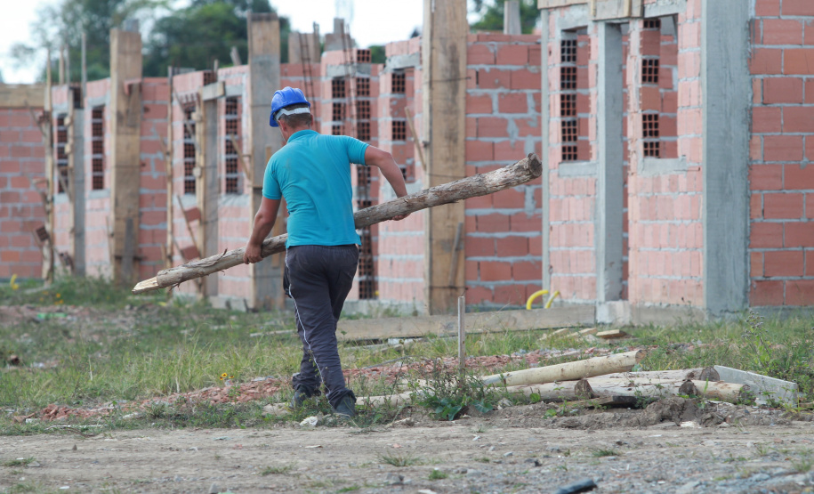 Representantes da Cohapar e da Prefeitura de Rio Azul vistoriaram nesta quinta-feira (6) a obra de construção de 34 casas populares na cidade, na região Centro-Sul do Estado. O projeto, orçado em R$ 2,5 milhões, faz parte do programa Casa Fácil Paraná, do Governo do Estado, na modalidade Vida Nova, voltada pessoas em vulnerabilidade social com renda familiar de até três salários mínimos.  -  Foto: Alessandro Vieira/AEN