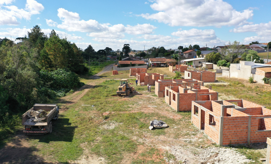 Representantes da Cohapar e da Prefeitura de Rio Azul vistoriaram nesta quinta-feira (6) a obra de construção de 34 casas populares na cidade, na região Centro-Sul do Estado. O projeto, orçado em R$ 2,5 milhões, faz parte do programa Casa Fácil Paraná, do Governo do Estado, na modalidade Vida Nova, voltada pessoas em vulnerabilidade social com renda familiar de até três salários mínimos.  -  Foto: Alessandro Vieira/AEN