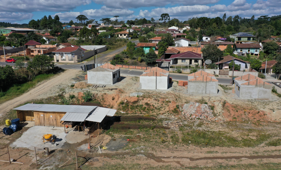 Representantes da Cohapar e da Prefeitura de Rio Azul vistoriaram nesta quinta-feira (6) a obra de construção de 34 casas populares na cidade, na região Centro-Sul do Estado. O projeto, orçado em R$ 2,5 milhões, faz parte do programa Casa Fácil Paraná, do Governo do Estado, na modalidade Vida Nova, voltada pessoas em vulnerabilidade social com renda familiar de até três salários mínimos.  -  Foto: Alessandro Vieira/AEN