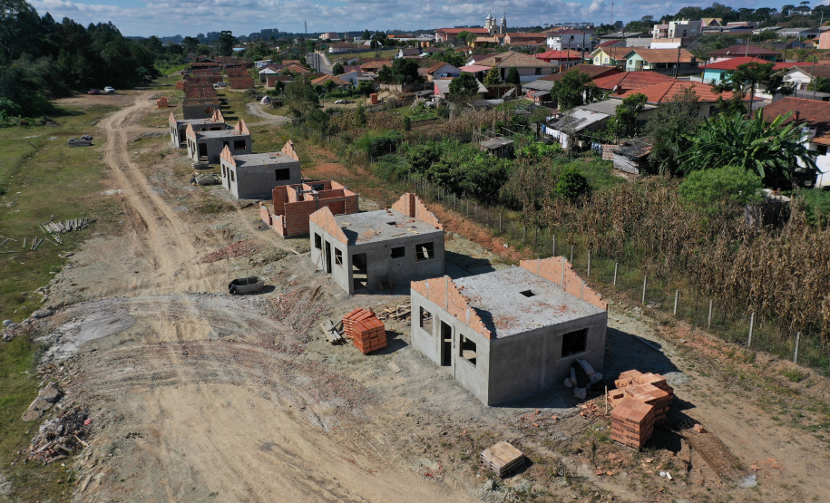 Representantes da Cohapar e da Prefeitura de Rio Azul vistoriaram nesta quinta-feira (6) a obra de construção de 34 casas populares na cidade, na região Centro-Sul do Estado. O projeto, orçado em R$ 2,5 milhões, faz parte do programa Casa Fácil Paraná, do Governo do Estado, na modalidade Vida Nova, voltada pessoas em vulnerabilidade social com renda familiar de até três salários mínimos.  -  Foto: Alessandro Vieira/AEN
