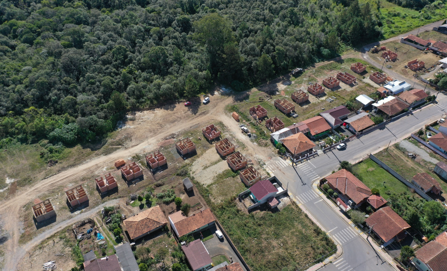 Representantes da Cohapar e da Prefeitura de Rio Azul vistoriaram nesta quinta-feira (6) a obra de construção de 34 casas populares na cidade, na região Centro-Sul do Estado. O projeto, orçado em R$ 2,5 milhões, faz parte do programa Casa Fácil Paraná, do Governo do Estado, na modalidade Vida Nova, voltada pessoas em vulnerabilidade social com renda familiar de até três salários mínimos.  -  Foto: Alessandro Vieira/AEN