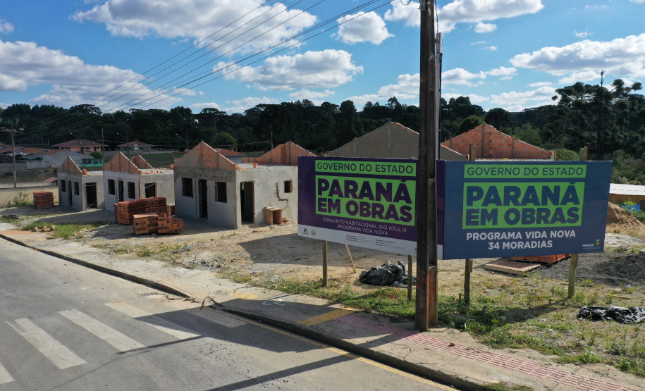 Representantes da Cohapar e da Prefeitura de Rio Azul vistoriaram nesta quinta-feira (6) a obra de construção de 34 casas populares na cidade, na região Centro-Sul do Estado. O projeto, orçado em R$ 2,5 milhões, faz parte do programa Casa Fácil Paraná, do Governo do Estado, na modalidade Vida Nova, voltada pessoas em vulnerabilidade social com renda familiar de até três salários mínimos.  -  Foto: Alessandro Vieira/AEN