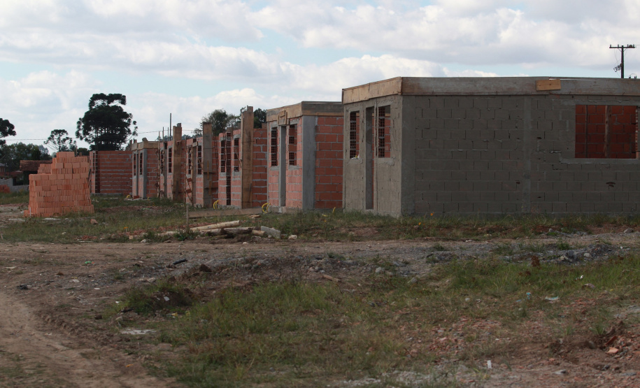 Representantes da Cohapar e da Prefeitura de Rio Azul vistoriaram nesta quinta-feira (6) a obra de construção de 34 casas populares na cidade, na região Centro-Sul do Estado. O projeto, orçado em R$ 2,5 milhões, faz parte do programa Casa Fácil Paraná, do Governo do Estado, na modalidade Vida Nova, voltada pessoas em vulnerabilidade social com renda familiar de até três salários mínimos.  -  Foto: Alessandro Vieira/AEN