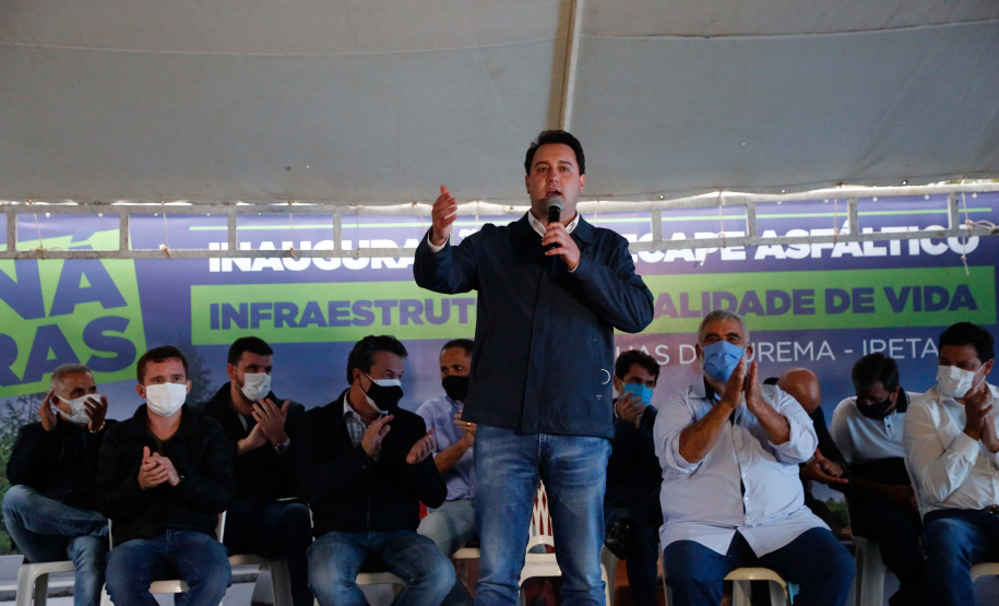 Um dos principais segmentos econômicos de Iretama, o turismo regional ganhou um importante impulso nesta quinta-feira (6). O governador Carlos Massa Ratinho Junior inaugurou a obra de recuperação asfáltica de um trecho de 3 quilômetros da PR-462, batizada recentemente de Estrada Municipal Bernardo Ribas Carli, em homenagem ao deputado estadual morto em um desastre aéreo em 2018.Foto: Jonathan Campos/AEN