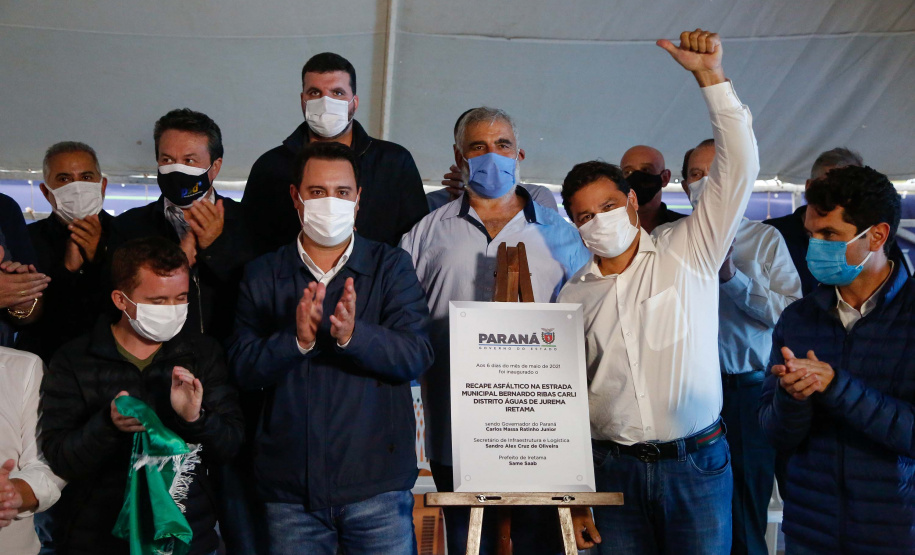 Um dos principais segmentos econômicos de Iretama, o turismo regional ganhou um importante impulso nesta quinta-feira (6). O governador Carlos Massa Ratinho Junior inaugurou a obra de recuperação asfáltica de um trecho de 3 quilômetros da PR-462, batizada recentemente de Estrada Municipal Bernardo Ribas Carli, em homenagem ao deputado estadual morto em um desastre aéreo em 2018.Foto: Jonathan Campos/AEN