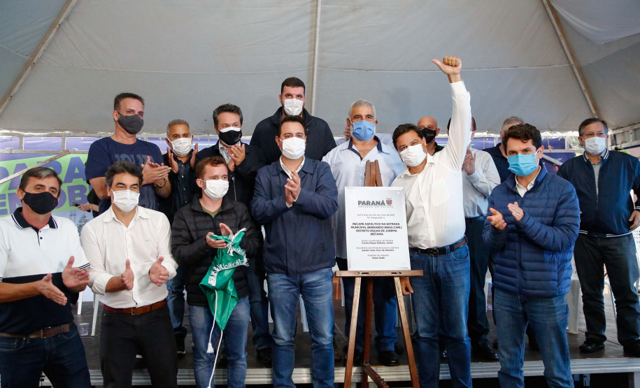 Um dos principais segmentos econômicos de Iretama, o turismo regional ganhou um importante impulso nesta quinta-feira (6). O governador Carlos Massa Ratinho Junior inaugurou a obra de recuperação asfáltica de um trecho de 3 quilômetros da PR-462, batizada recentemente de Estrada Municipal Bernardo Ribas Carli, em homenagem ao deputado estadual morto em um desastre aéreo em 2018.Foto: Jonathan Campos/AEN