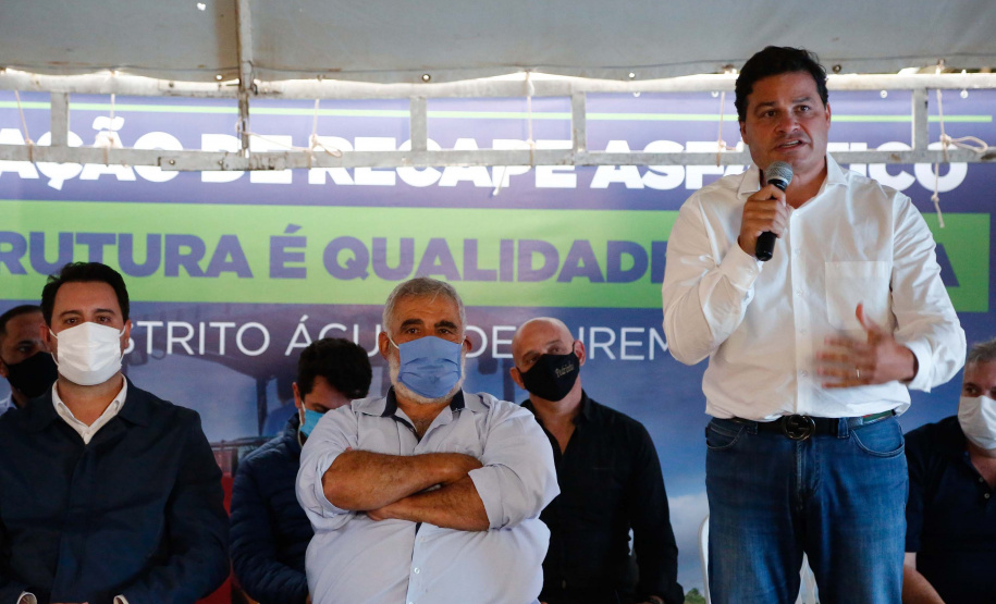 Um dos principais segmentos econômicos de Iretama, o turismo regional ganhou um importante impulso nesta quinta-feira (6). O governador Carlos Massa Ratinho Junior inaugurou a obra de recuperação asfáltica de um trecho de 3 quilômetros da PR-462, batizada recentemente de Estrada Municipal Bernardo Ribas Carli, em homenagem ao deputado estadual morto em um desastre aéreo em 2018.Foto: Jonathan Campos/AEN