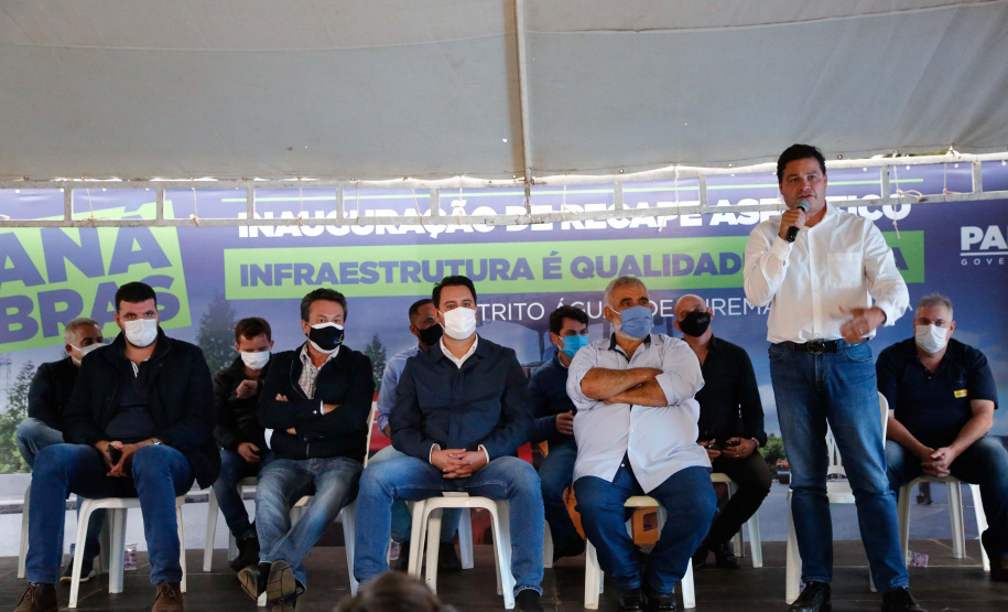 Um dos principais segmentos econômicos de Iretama, o turismo regional ganhou um importante impulso nesta quinta-feira (6). O governador Carlos Massa Ratinho Junior inaugurou a obra de recuperação asfáltica de um trecho de 3 quilômetros da PR-462, batizada recentemente de Estrada Municipal Bernardo Ribas Carli, em homenagem ao deputado estadual morto em um desastre aéreo em 2018.Foto: Jonathan Campos/AEN