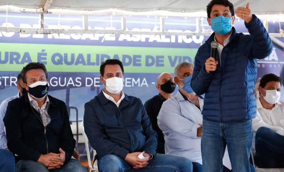 Um dos principais segmentos econômicos de Iretama, o turismo regional ganhou um importante impulso nesta quinta-feira (6). O governador Carlos Massa Ratinho Junior inaugurou a obra de recuperação asfáltica de um trecho de 3 quilômetros da PR-462, batizada recentemente de Estrada Municipal Bernardo Ribas Carli, em homenagem ao deputado estadual morto em um desastre aéreo em 2018.Foto: Jonathan Campos/AEN