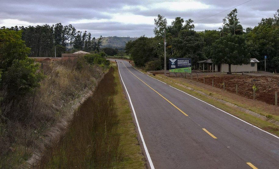 Um dos principais segmentos econômicos de Iretama, o turismo regional ganhou um importante impulso nesta quinta-feira (6). O governador Carlos Massa Ratinho Junior inaugurou a obra de recuperação asfáltica de um trecho de 3 quilômetros da PR-462, batizada recentemente de Estrada Municipal Bernardo Ribas Carli, em homenagem ao deputado estadual morto em um desastre aéreo em 2018. Foto: Gilson Abreu/AEN