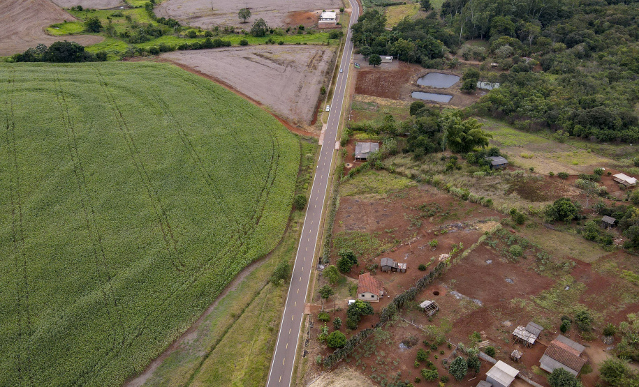 Um dos principais segmentos econômicos de Iretama, o turismo regional ganhou um importante impulso nesta quinta-feira (6). O governador Carlos Massa Ratinho Junior inaugurou a obra de recuperação asfáltica de um trecho de 3 quilômetros da PR-462, batizada recentemente de Estrada Municipal Bernardo Ribas Carli, em homenagem ao deputado estadual morto em um desastre aéreo em 2018. Foto: Gilson Abreu/AEN