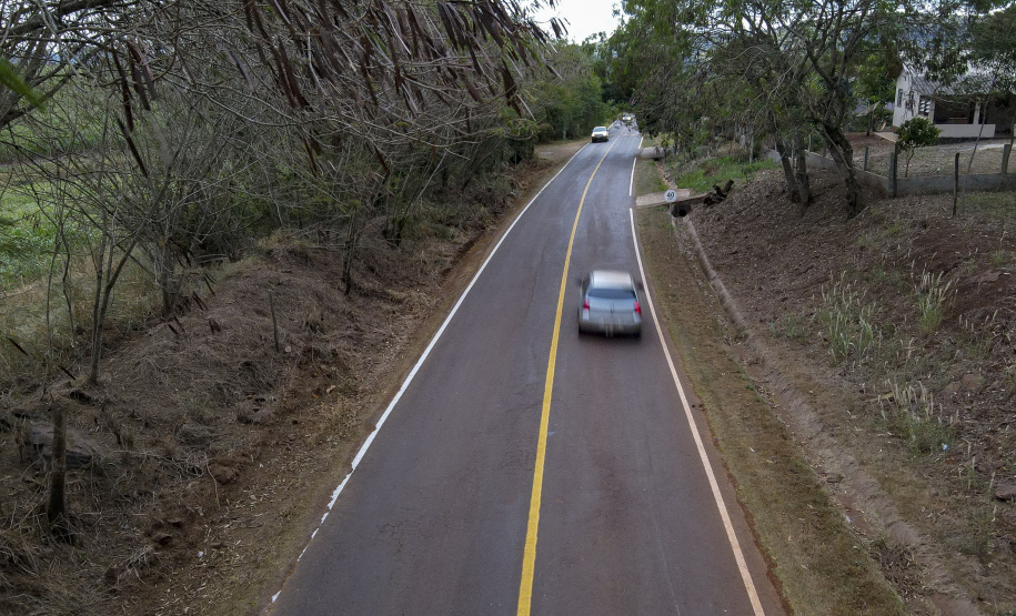 Um dos principais segmentos econômicos de Iretama, o turismo regional ganhou um importante impulso nesta quinta-feira (6). O governador Carlos Massa Ratinho Junior inaugurou a obra de recuperação asfáltica de um trecho de 3 quilômetros da PR-462, batizada recentemente de Estrada Municipal Bernardo Ribas Carli, em homenagem ao deputado estadual morto em um desastre aéreo em 2018. Foto: Gilson Abreu/AEN