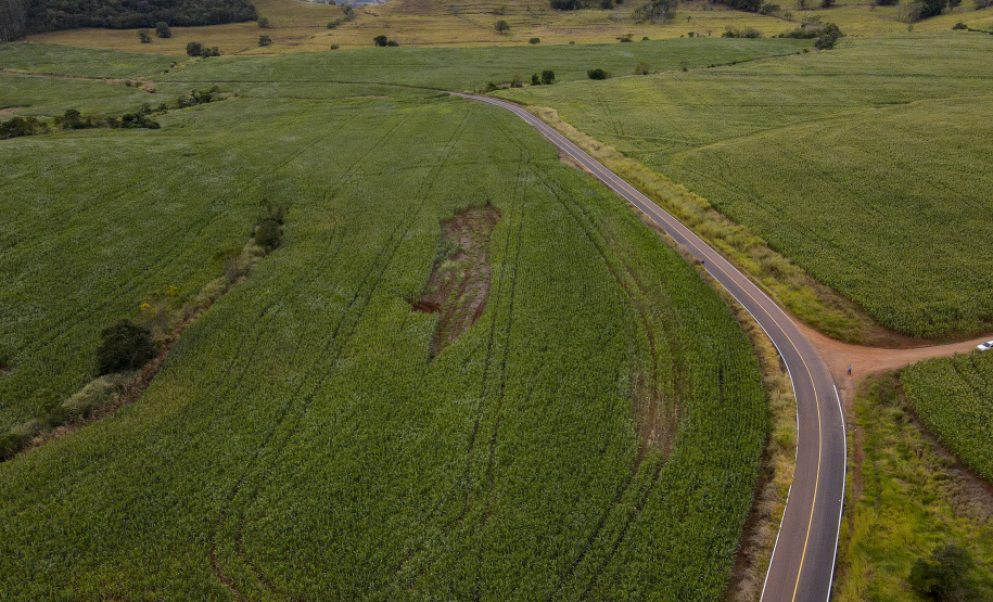 Um dos principais segmentos econômicos de Iretama, o turismo regional ganhou um importante impulso nesta quinta-feira (6). O governador Carlos Massa Ratinho Junior inaugurou a obra de recuperação asfáltica de um trecho de 3 quilômetros da PR-462, batizada recentemente de Estrada Municipal Bernardo Ribas Carli, em homenagem ao deputado estadual morto em um desastre aéreo em 2018. Foto: Gilson Abreu/AEN