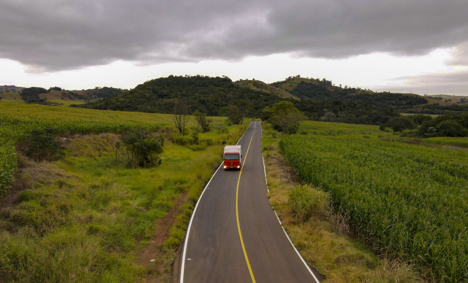 Um dos principais segmentos econômicos de Iretama, o turismo regional ganhou um importante impulso nesta quinta-feira (6). O governador Carlos Massa Ratinho Junior inaugurou a obra de recuperação asfáltica de um trecho de 3 quilômetros da PR-462, batizada recentemente de Estrada Municipal Bernardo Ribas Carli, em homenagem ao deputado estadual morto em um desastre aéreo em 2018. Foto: Gilson Abreu/AEN