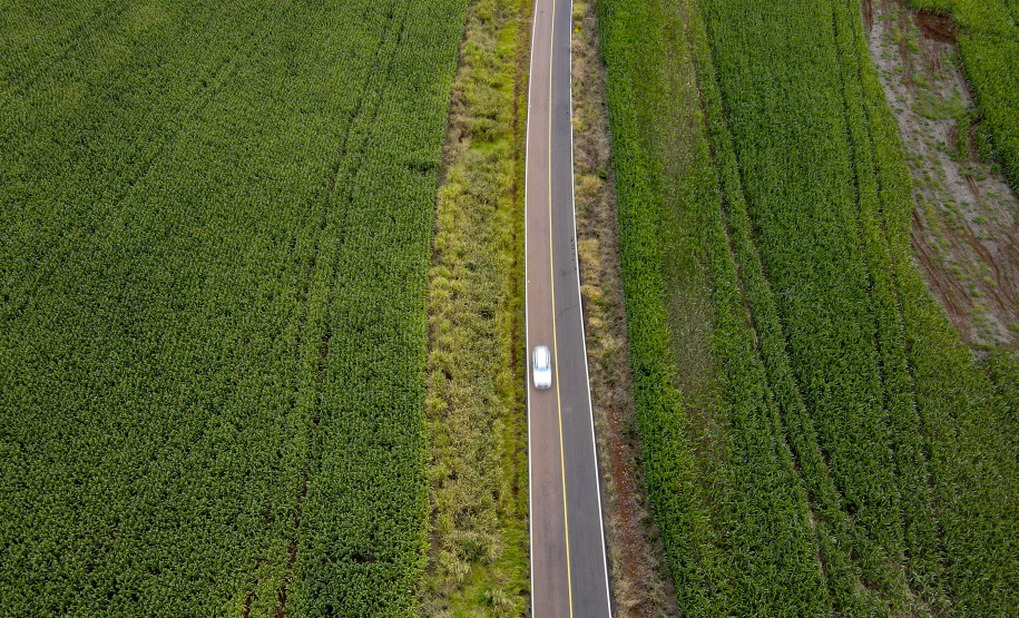 Um dos principais segmentos econômicos de Iretama, o turismo regional ganhou um importante impulso nesta quinta-feira (6). O governador Carlos Massa Ratinho Junior inaugurou a obra de recuperação asfáltica de um trecho de 3 quilômetros da PR-462, batizada recentemente de Estrada Municipal Bernardo Ribas Carli, em homenagem ao deputado estadual morto em um desastre aéreo em 2018. Foto: Gilson Abreu/AEN