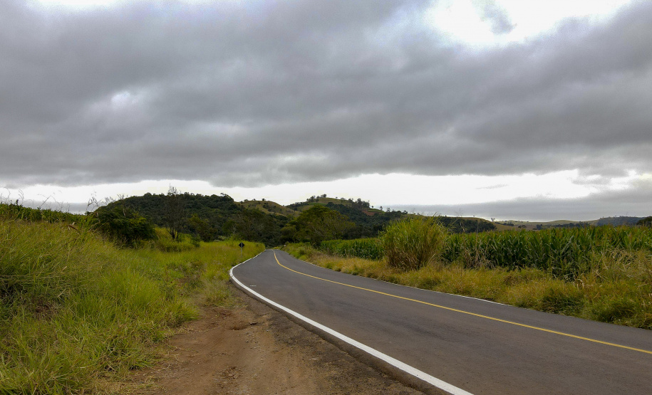 Um dos principais segmentos econômicos de Iretama, o turismo regional ganhou um importante impulso nesta quinta-feira (6). O governador Carlos Massa Ratinho Junior inaugurou a obra de recuperação asfáltica de um trecho de 3 quilômetros da PR-462, batizada recentemente de Estrada Municipal Bernardo Ribas Carli, em homenagem ao deputado estadual morto em um desastre aéreo em 2018. Foto: Gilson Abreu/AEN