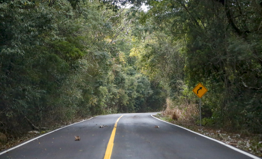 Um dos principais segmentos econômicos de Iretama, o turismo regional ganhou um importante impulso nesta quinta-feira (6). O governador Carlos Massa Ratinho Junior inaugurou a obra de recuperação asfáltica de um trecho de 3 quilômetros da PR-462, batizada recentemente de Estrada Municipal Bernardo Ribas Carli, em homenagem ao deputado estadual morto em um desastre aéreo em 2018. Foto: Gilson Abreu/AEN