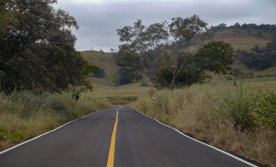 Um dos principais segmentos econômicos de Iretama, o turismo regional ganhou um importante impulso nesta quinta-feira (6). O governador Carlos Massa Ratinho Junior inaugurou a obra de recuperação asfáltica de um trecho de 3 quilômetros da PR-462, batizada recentemente de Estrada Municipal Bernardo Ribas Carli, em homenagem ao deputado estadual morto em um desastre aéreo em 2018. Foto: Gilson Abreu/AEN