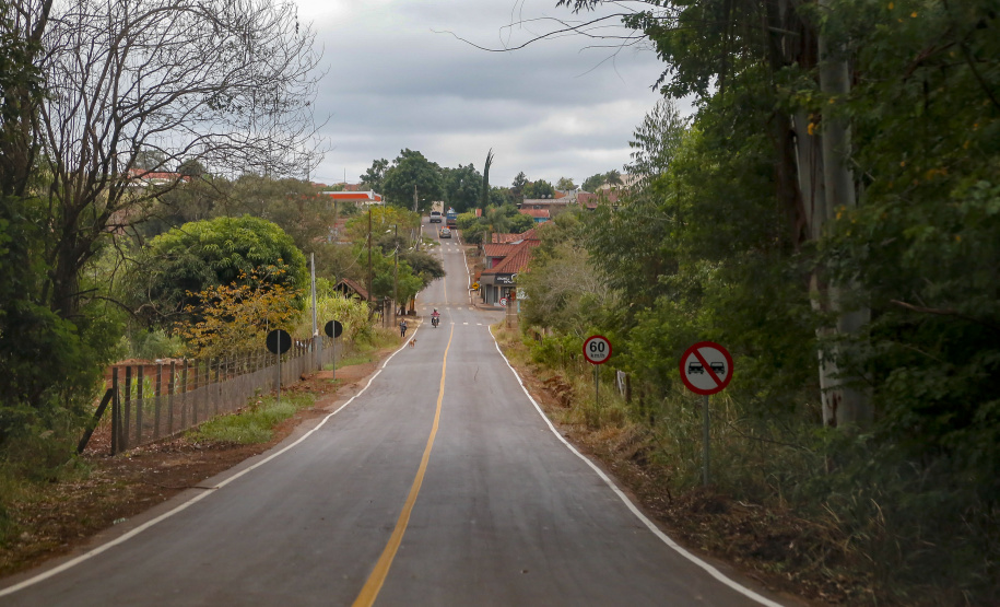 Um dos principais segmentos econômicos de Iretama, o turismo regional ganhou um importante impulso nesta quinta-feira (6). O governador Carlos Massa Ratinho Junior inaugurou a obra de recuperação asfáltica de um trecho de 3 quilômetros da PR-462, batizada recentemente de Estrada Municipal Bernardo Ribas Carli, em homenagem ao deputado estadual morto em um desastre aéreo em 2018. Foto: Gilson Abreu/AEN
