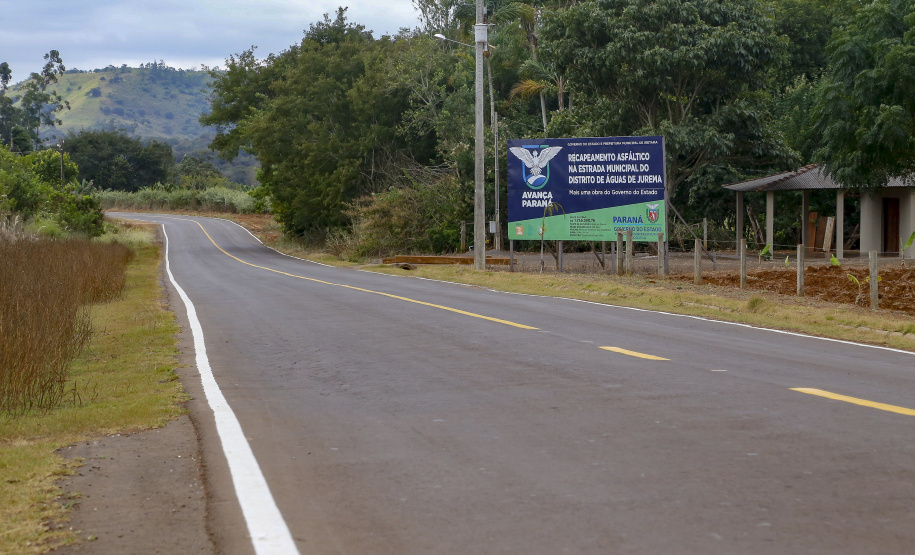 Um dos principais segmentos econômicos de Iretama, o turismo regional ganhou um importante impulso nesta quinta-feira (6). O governador Carlos Massa Ratinho Junior inaugurou a obra de recuperação asfáltica de um trecho de 3 quilômetros da PR-462, batizada recentemente de Estrada Municipal Bernardo Ribas Carli, em homenagem ao deputado estadual morto em um desastre aéreo em 2018. Foto: Gilson Abreu/AEN