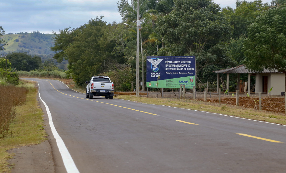 Um dos principais segmentos econômicos de Iretama, o turismo regional ganhou um importante impulso nesta quinta-feira (6). O governador Carlos Massa Ratinho Junior inaugurou a obra de recuperação asfáltica de um trecho de 3 quilômetros da PR-462, batizada recentemente de Estrada Municipal Bernardo Ribas Carli, em homenagem ao deputado estadual morto em um desastre aéreo em 2018. Foto: Gilson Abreu/AEN