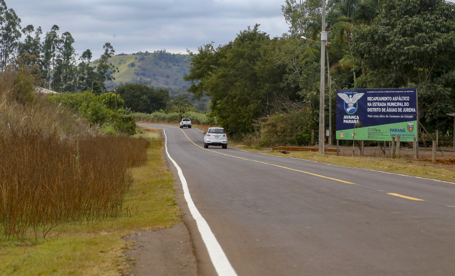 Um dos principais segmentos econômicos de Iretama, o turismo regional ganhou um importante impulso nesta quinta-feira (6). O governador Carlos Massa Ratinho Junior inaugurou a obra de recuperação asfáltica de um trecho de 3 quilômetros da PR-462, batizada recentemente de Estrada Municipal Bernardo Ribas Carli, em homenagem ao deputado estadual morto em um desastre aéreo em 2018. Foto: Gilson Abreu/AEN
