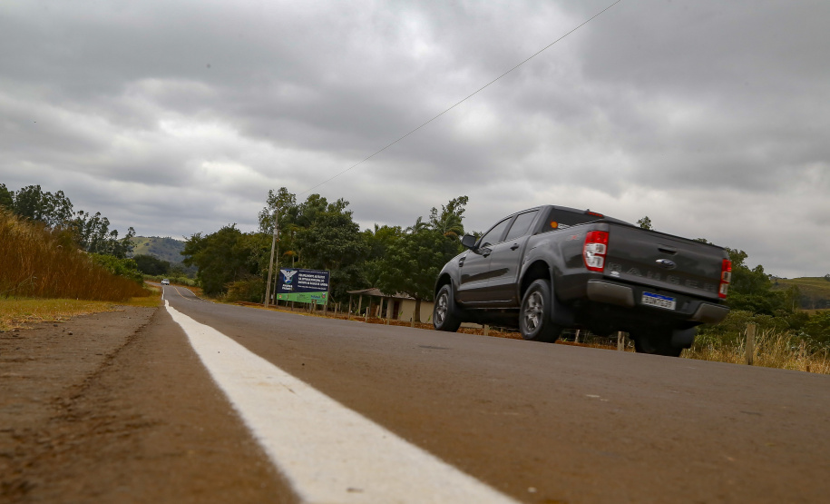 Um dos principais segmentos econômicos de Iretama, o turismo regional ganhou um importante impulso nesta quinta-feira (6). O governador Carlos Massa Ratinho Junior inaugurou a obra de recuperação asfáltica de um trecho de 3 quilômetros da PR-462, batizada recentemente de Estrada Municipal Bernardo Ribas Carli, em homenagem ao deputado estadual morto em um desastre aéreo em 2018. Foto: Gilson Abreu/AEN