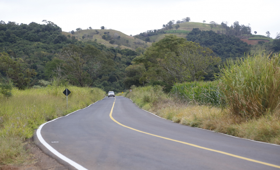 Um dos principais segmentos econômicos de Iretama, o turismo regional ganhou um importante impulso nesta quinta-feira (6). O governador Carlos Massa Ratinho Junior inaugurou a obra de recuperação asfáltica de um trecho de 3 quilômetros da PR-462, batizada recentemente de Estrada Municipal Bernardo Ribas Carli, em homenagem ao deputado estadual morto em um desastre aéreo em 2018. Foto: Gilson Abreu/AEN