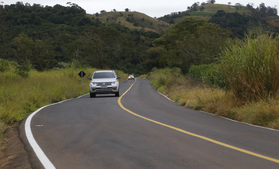 Um dos principais segmentos econômicos de Iretama, o turismo regional ganhou um importante impulso nesta quinta-feira (6). O governador Carlos Massa Ratinho Junior inaugurou a obra de recuperação asfáltica de um trecho de 3 quilômetros da PR-462, batizada recentemente de Estrada Municipal Bernardo Ribas Carli, em homenagem ao deputado estadual morto em um desastre aéreo em 2018. Foto: Gilson Abreu/AEN