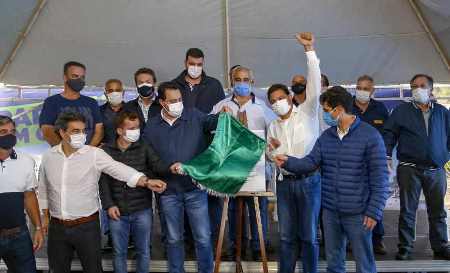 O governador Carlos Massa Ratinho Junior inaugura nesta quinta-feira (6) as obras de pavimentação asfáltica da Estrada Municipal do Distrito Águas de Jurema, em Iretama, no Centro do Estado. São 3 quilômetros entre a PR-462 e ponte dois do Rio Formoso. O investimento é de R$ 1,7 milhão
Foto Gilson Abreu/AEN