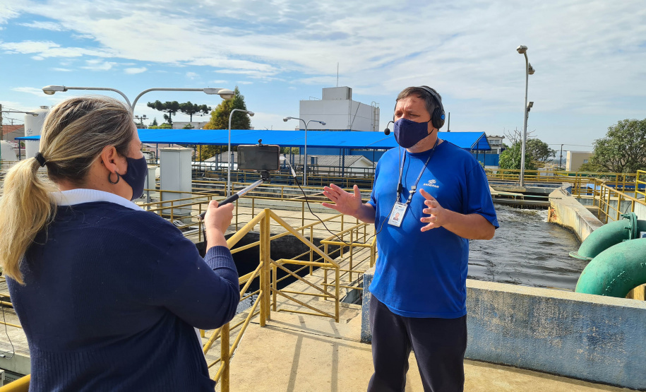 Visita virtual na Estação de Tratamento de Água de Ponta Grossa, uma das maiores do Paraná, guiada pelos empregados da Sanepar Luís Foltran e Luciana Garcia  - Foto: Sanepar