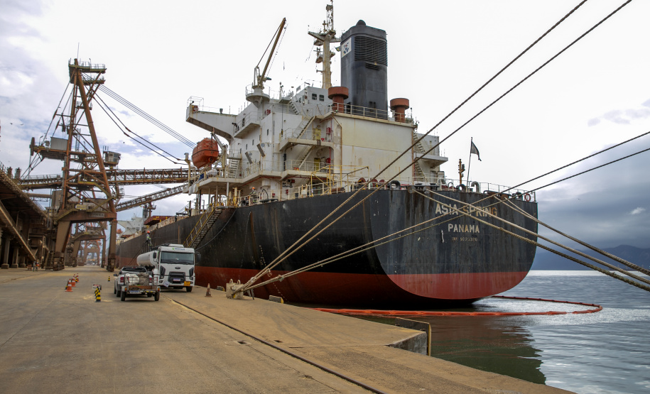 Todo óleo usado dos navios, recolhido no Porto de Paranaguá, tem como destino a reciclagem. A coleta do resíduo oleoso das embarcações é um dos serviços de apoio essenciais para a atividade portuária. Durante todo o ano de 2020 foram coletados 4.061.302 litros pelas cinco empresas atualmente cadastradas. - Paranaguá, 06/05/2021 - Foto: Claudio Neves/Portos do Paraná