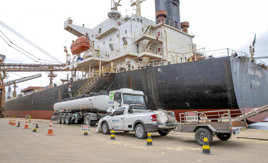 Todo óleo usado dos navios, recolhido no Porto de Paranaguá, tem como destino a reciclagem. A coleta do resíduo oleoso das embarcações é um dos serviços de apoio essenciais para a atividade portuária. Durante todo o ano de 2020 foram coletados 4.061.302 litros pelas cinco empresas atualmente cadastradas. - Paranaguá, 06/05/2021 - Foto: Claudio Neves/Portos do Paraná