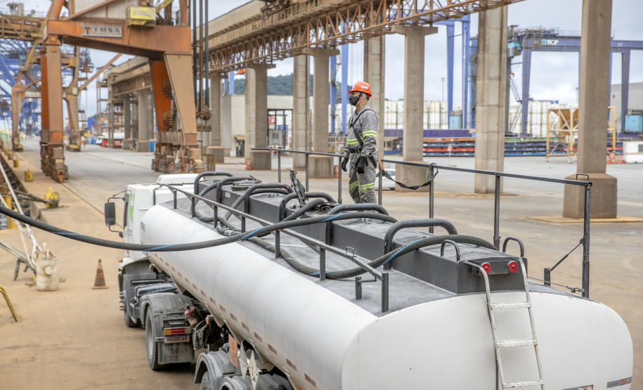 Todo óleo usado dos navios, recolhido no Porto de Paranaguá, tem como destino a reciclagem. A coleta do resíduo oleoso das embarcações é um dos serviços de apoio essenciais para a atividade portuária. Durante todo o ano de 2020 foram coletados 4.061.302 litros pelas cinco empresas atualmente cadastradas. - Paranaguá, 06/05/2021 - Foto: Claudio Neves/Portos do Paraná
