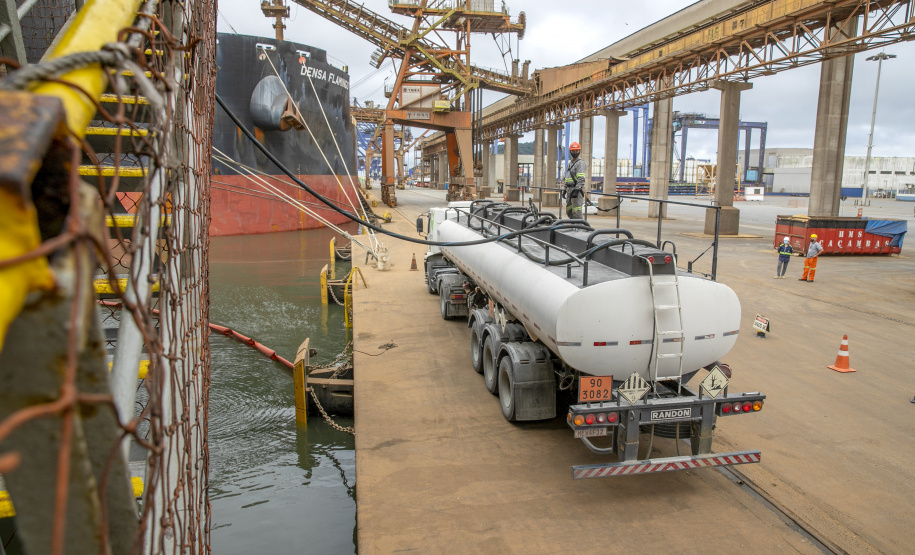 Todo óleo usado dos navios, recolhido no Porto de Paranaguá, tem como destino a reciclagem. A coleta do resíduo oleoso das embarcações é um dos serviços de apoio essenciais para a atividade portuária. Durante todo o ano de 2020 foram coletados 4.061.302 litros pelas cinco empresas atualmente cadastradas. - Paranaguá, 06/05/2021 - Foto: Claudio Neves/Portos do Paraná