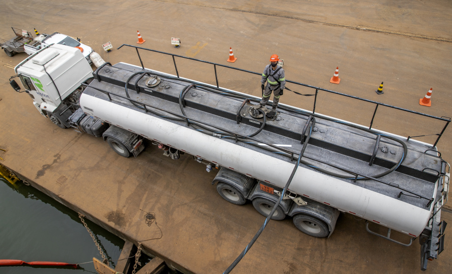 Todo óleo usado dos navios, recolhido no Porto de Paranaguá, tem como destino a reciclagem. A coleta do resíduo oleoso das embarcações é um dos serviços de apoio essenciais para a atividade portuária. Durante todo o ano de 2020 foram coletados 4.061.302 litros pelas cinco empresas atualmente cadastradas. - Paranaguá, 06/05/2021 - Foto: Claudio Neves/Portos do Paraná