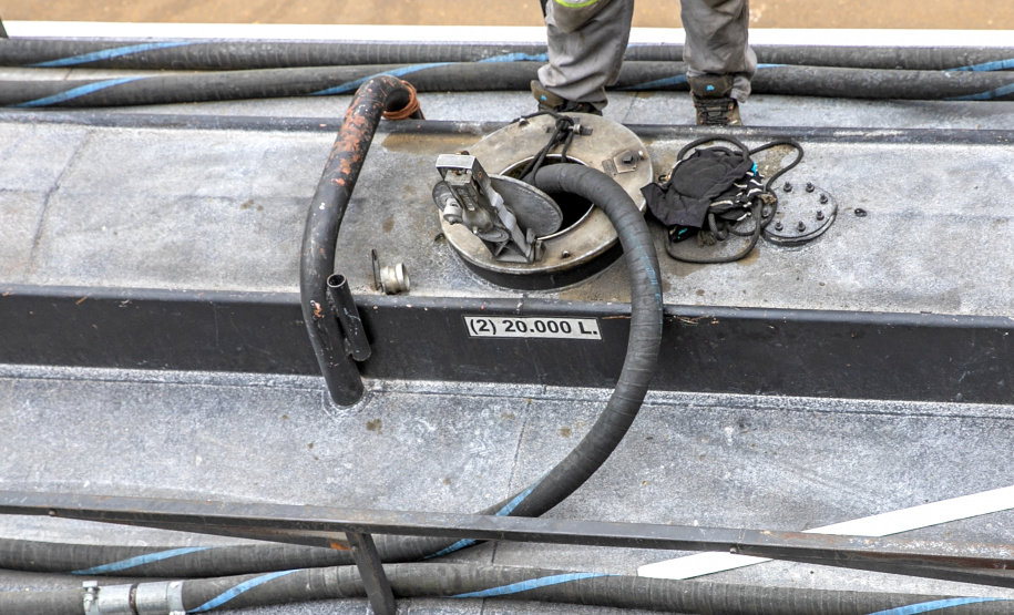 Todo óleo usado dos navios, recolhido no Porto de Paranaguá, tem como destino a reciclagem. A coleta do resíduo oleoso das embarcações é um dos serviços de apoio essenciais para a atividade portuária. Durante todo o ano de 2020 foram coletados 4.061.302 litros pelas cinco empresas atualmente cadastradas. - Paranaguá, 06/05/2021 - Foto: Claudio Neves/Portos do Paraná