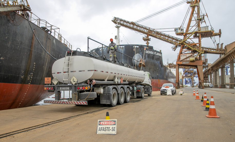 Todo óleo usado dos navios, recolhido no Porto de Paranaguá, tem como destino a reciclagem. A coleta do resíduo oleoso das embarcações é um dos serviços de apoio essenciais para a atividade portuária. Durante todo o ano de 2020 foram coletados 4.061.302 litros pelas cinco empresas atualmente cadastradas. - Paranaguá, 06/05/2021 - Foto: Claudio Neves/Portos do Paraná
