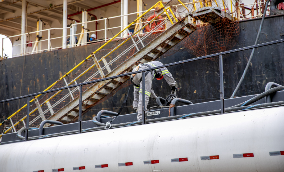 Todo óleo usado dos navios, recolhido no Porto de Paranaguá, tem como destino a reciclagem. A coleta do resíduo oleoso das embarcações é um dos serviços de apoio essenciais para a atividade portuária. Durante todo o ano de 2020 foram coletados 4.061.302 litros pelas cinco empresas atualmente cadastradas. - Paranaguá, 06/05/2021 - Foto: Claudio Neves/Portos do Paraná