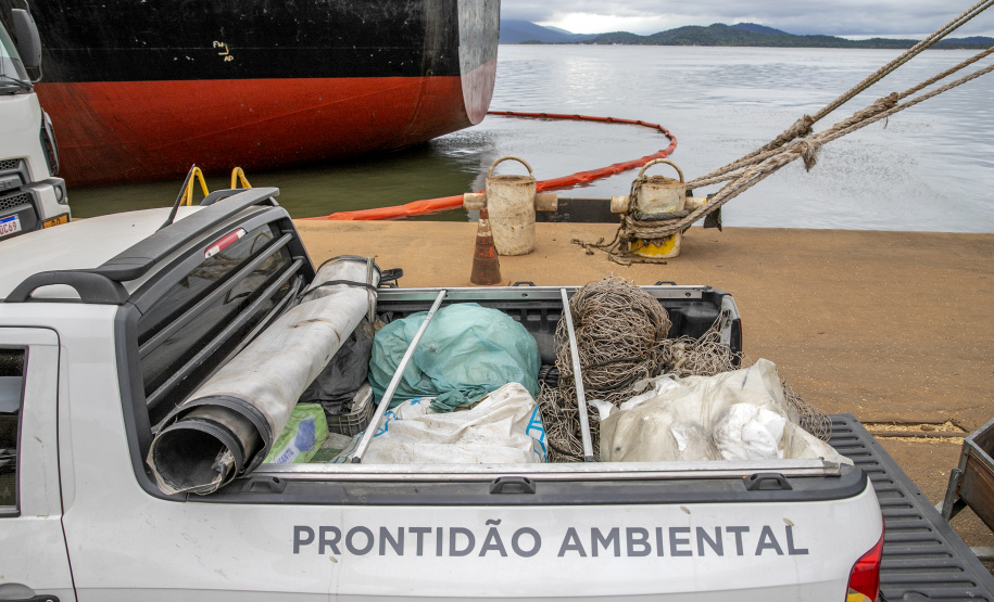 Todo óleo usado dos navios, recolhido no Porto de Paranaguá, tem como destino a reciclagem. A coleta do resíduo oleoso das embarcações é um dos serviços de apoio essenciais para a atividade portuária. Durante todo o ano de 2020 foram coletados 4.061.302 litros pelas cinco empresas atualmente cadastradas. - Paranaguá, 06/05/2021 - Foto: Claudio Neves/Portos do Paraná