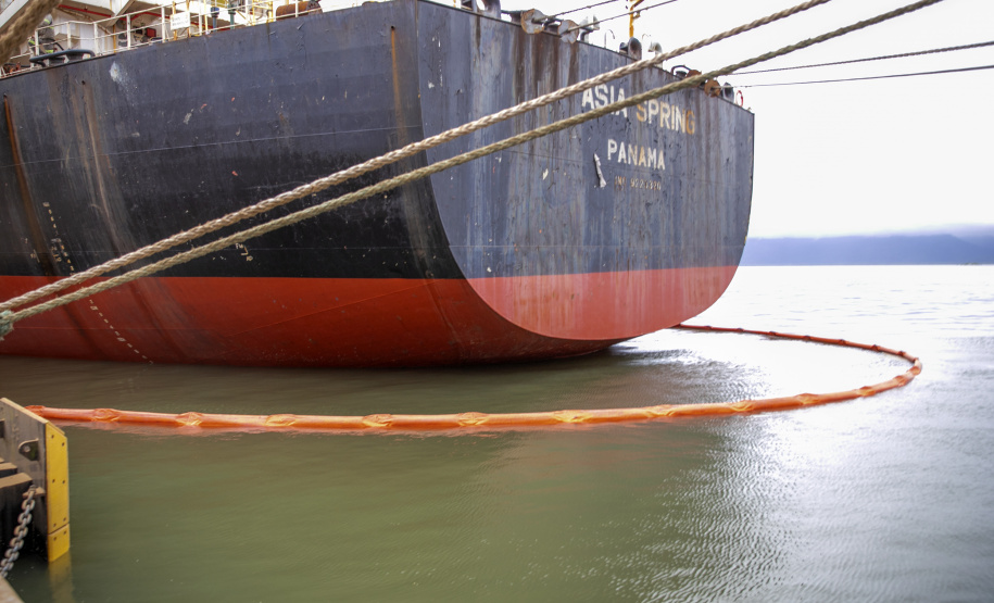 Todo óleo usado dos navios, recolhido no Porto de Paranaguá, tem como destino a reciclagem. A coleta do resíduo oleoso das embarcações é um dos serviços de apoio essenciais para a atividade portuária. Durante todo o ano de 2020 foram coletados 4.061.302 litros pelas cinco empresas atualmente cadastradas. - Paranaguá, 06/05/2021 - Foto: Claudio Neves/Portos do Paraná