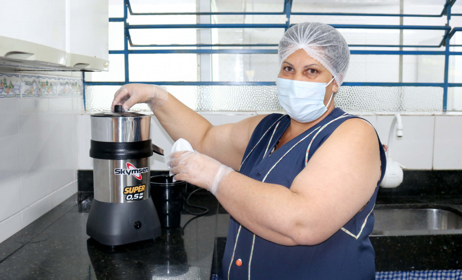 Gilda Marques é funcionária em escola há mais de duas décadas. Há cinco anos assumiu a função de merendeira no Colégio Estadual Professora Iara Bergmann, em Curitiba. Antes da suspensão das aulas por causa da pandemia, ela preparava cerca de 400 refeições para estudantes da tarde e da noite.Foto: Fundepar