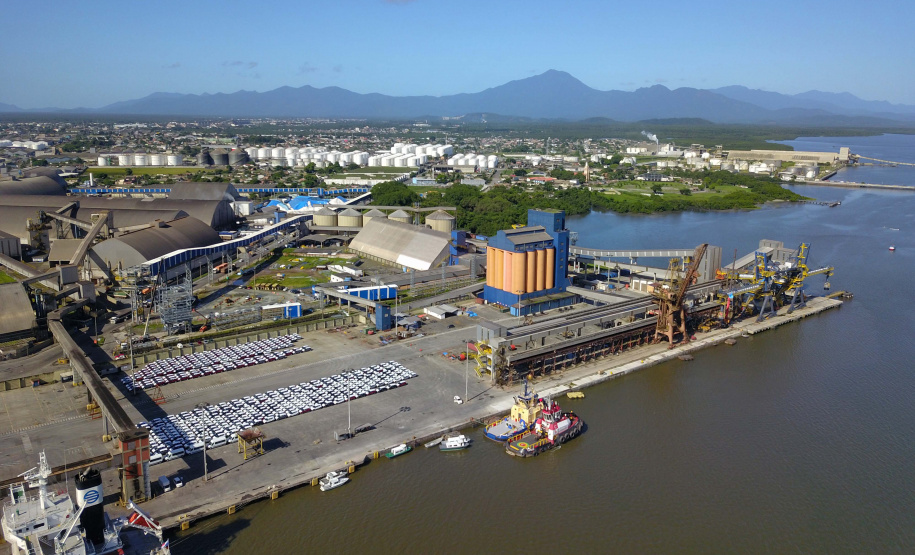 Funcionários da empresa pública Portos do Paraná participam, pela primeira vez, de uma qualificação em georreferenciamento, um instrumento que permite determinar a exata posição geográfica de um imóvel e sua dimensão. Com isso, os processos de arrendamentos de áreas portuárias ganham mais qualidade e eficiência. - Foto: Claudio NevesPortos do Paraná