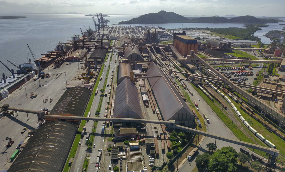 Funcionários da empresa pública Portos do Paraná participam, pela primeira vez, de uma qualificação em georreferenciamento, um instrumento que permite determinar a exata posição geográfica de um imóvel e sua dimensão. Com isso, os processos de arrendamentos de áreas portuárias ganham mais qualidade e eficiência. - Foto: Claudio NevesPortos do Paraná